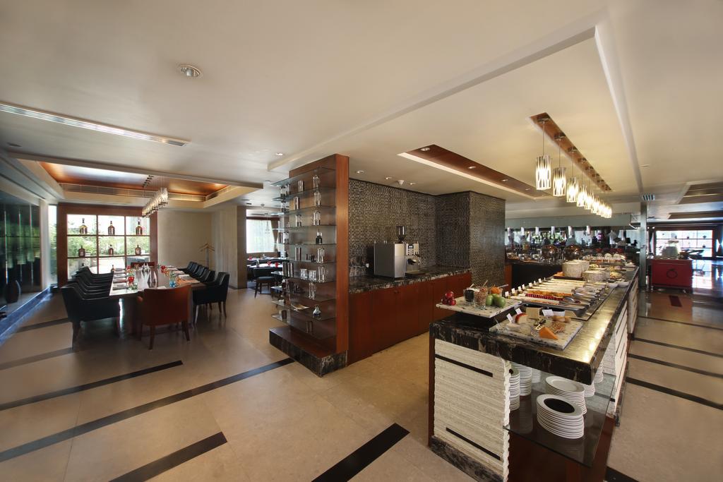 Gokulam Grand Hotel & Spa Bangalore Esterno foto